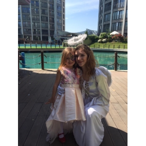 Melek kostumlu animatör